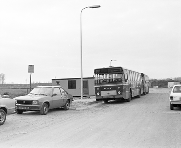 881586 Afbeelding van twee autobussen van het G.V.U. bij de bushalte aan de Simplonbaan te Utrecht, tijdens de ...